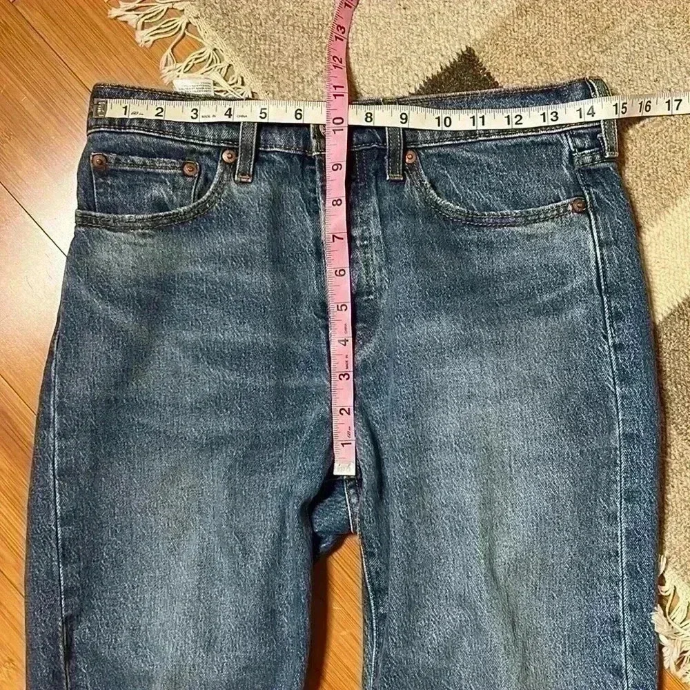 Levi's Women’s Sz 28 Wedgie Straight Leg Button Fly Jeans 28” inseam - Picture 4 of 12